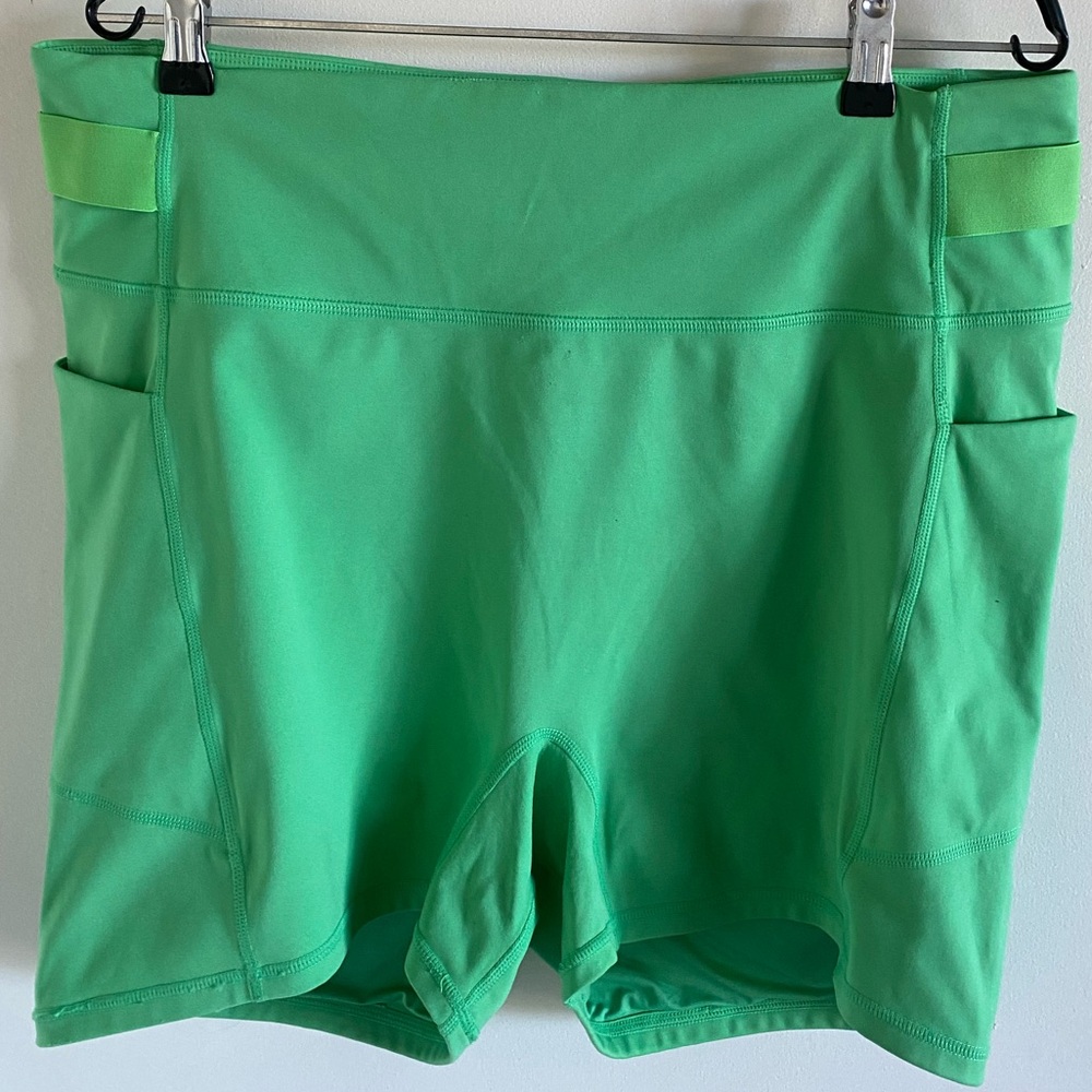 Activewear Fabletics Motion365® High-Waisted Pocket Shorts, Green 2X